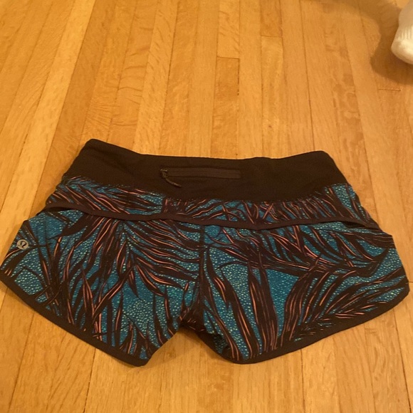 Lululemon 2.5 speed up Jungle colors with black waste band size 6 - Picture 2 of 3